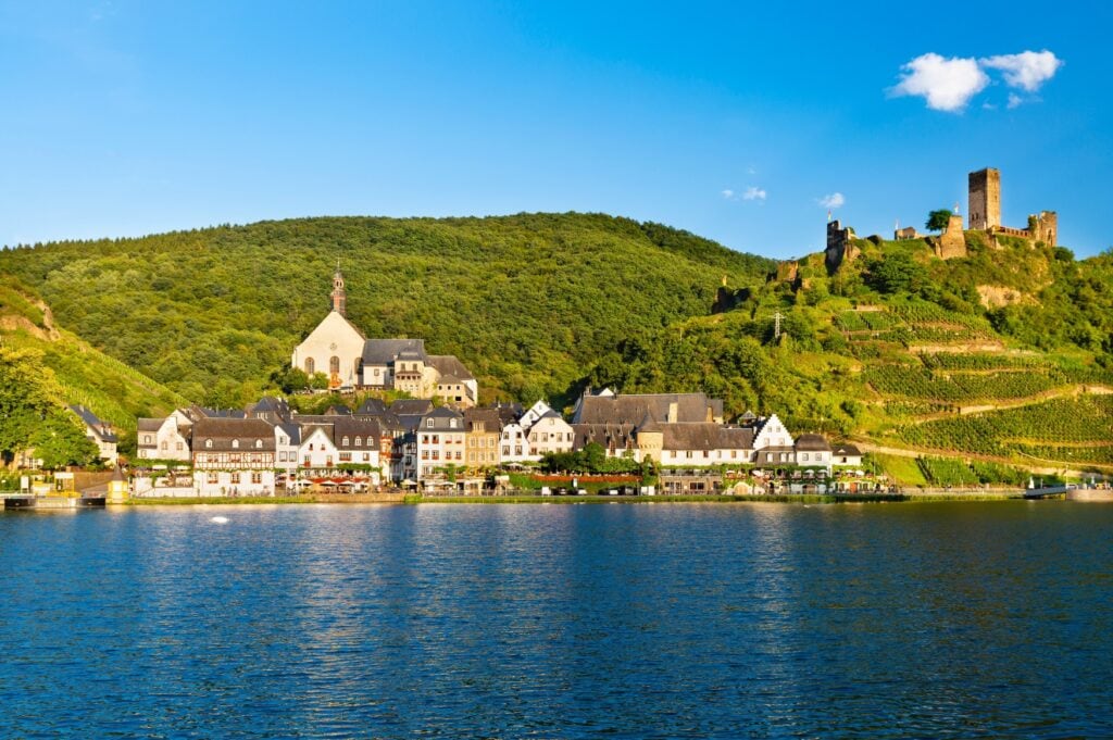 Metternich an der Mosel, auf einem Hang darüber die Burg Beilstein; ein beliebtes Ausflugsziel für ein langes Wochenende
