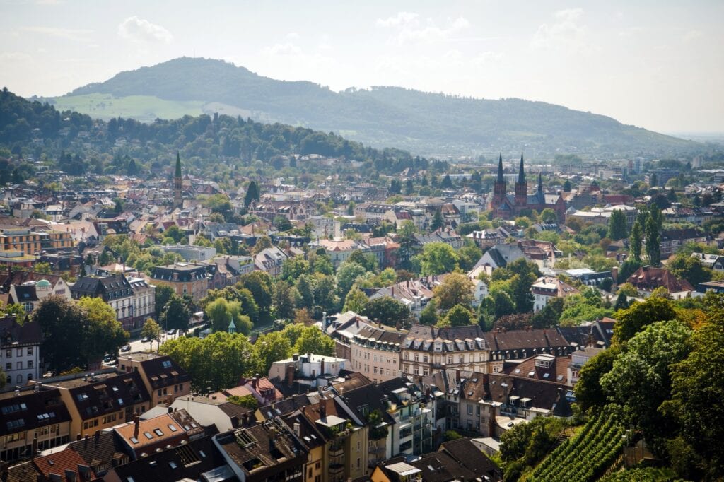 Freiburg im Breisgau aus der Vogelperspektive; ein beliebtes Ausflugsziel für ein langes Wochenende