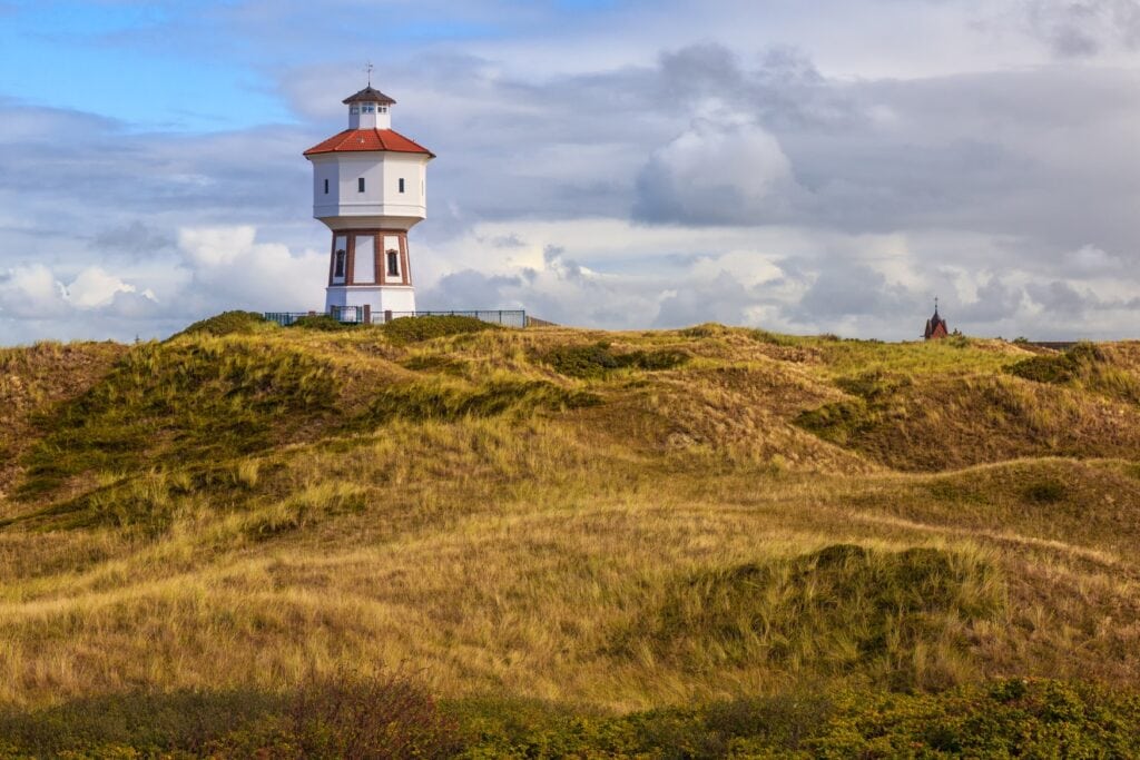 Der Wasserturm von Langeoog inmitten der Dünen