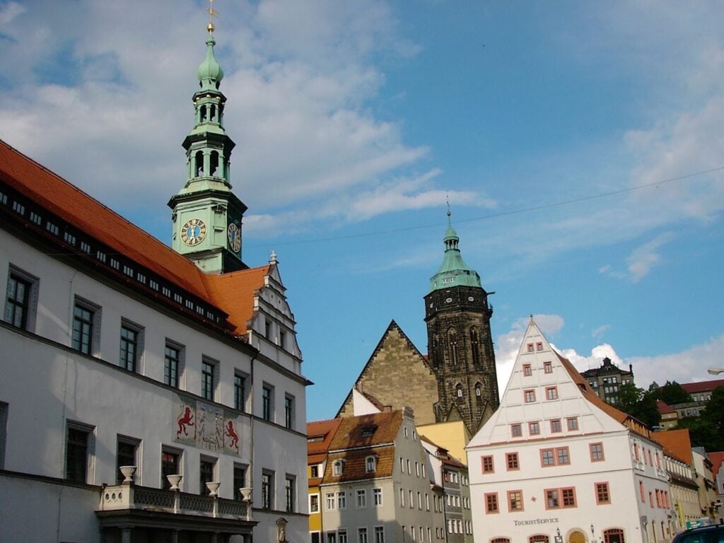 Einige Häuser in der Altstadt von Pirna, ein beliebtes Ausflugsziel für ein langes Wochenende