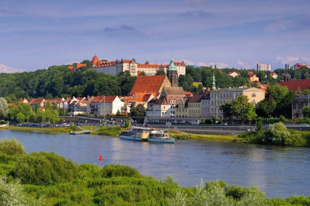 Pirna in Sachsen, im Vordergrund die Elbe