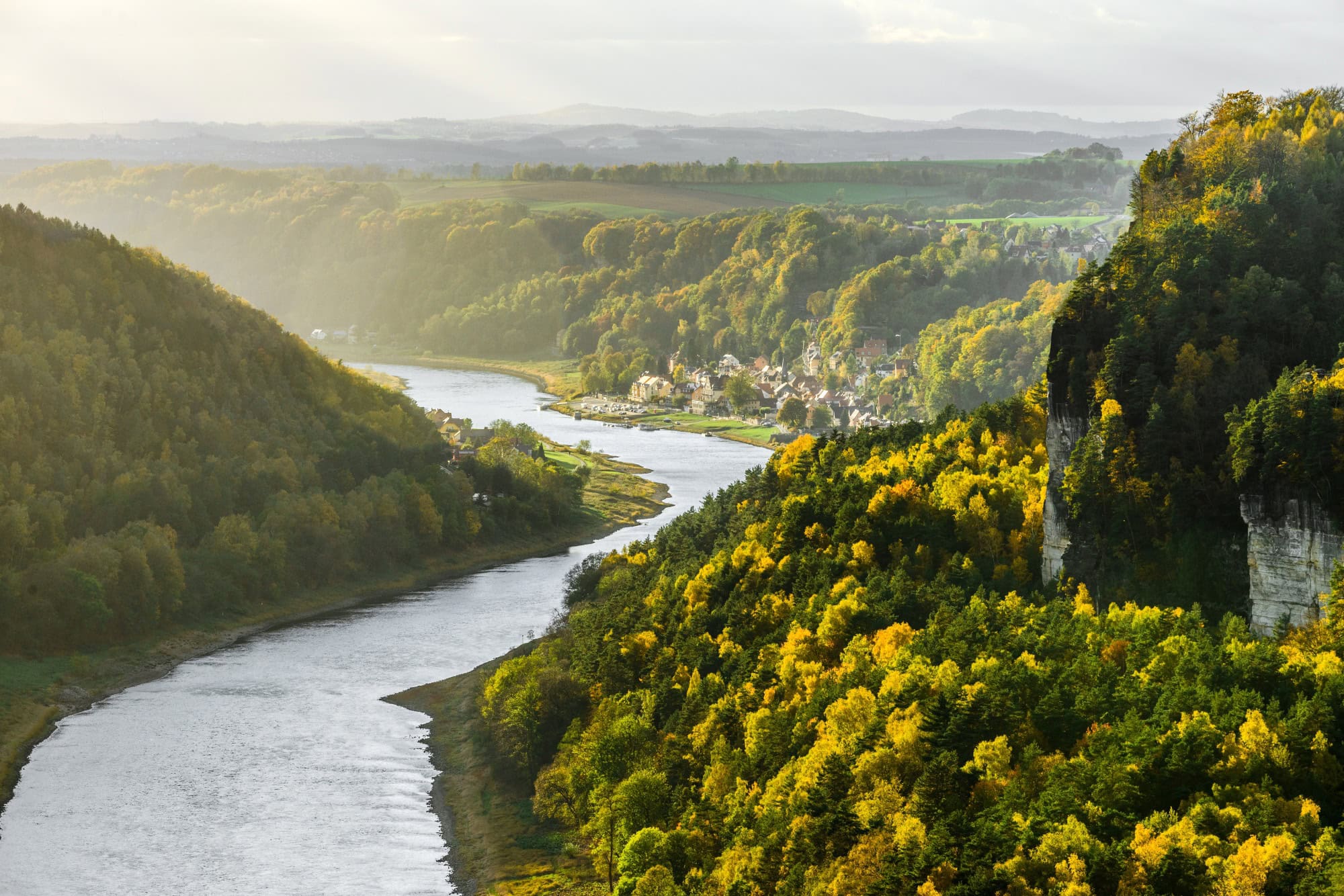 Wehlen an der Elbe, von der Bastei in der Sächsischen Schweiz aus fotografiert