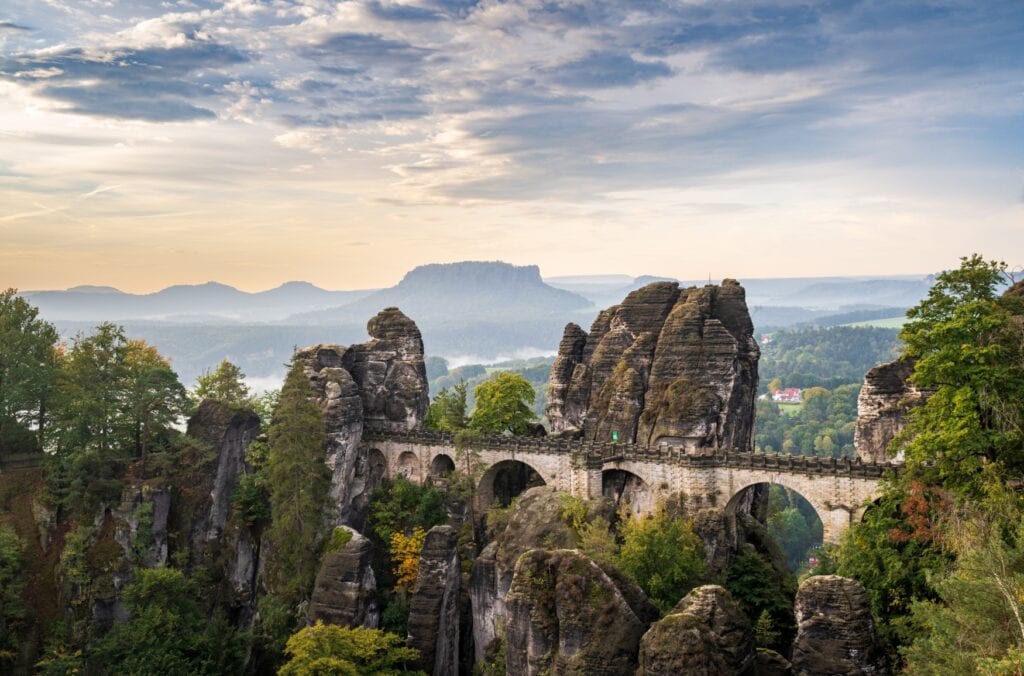Die Bastei in der Sächsischen Schweiz; ein beliebtes Ausflugsziel für lange Wochenenden
