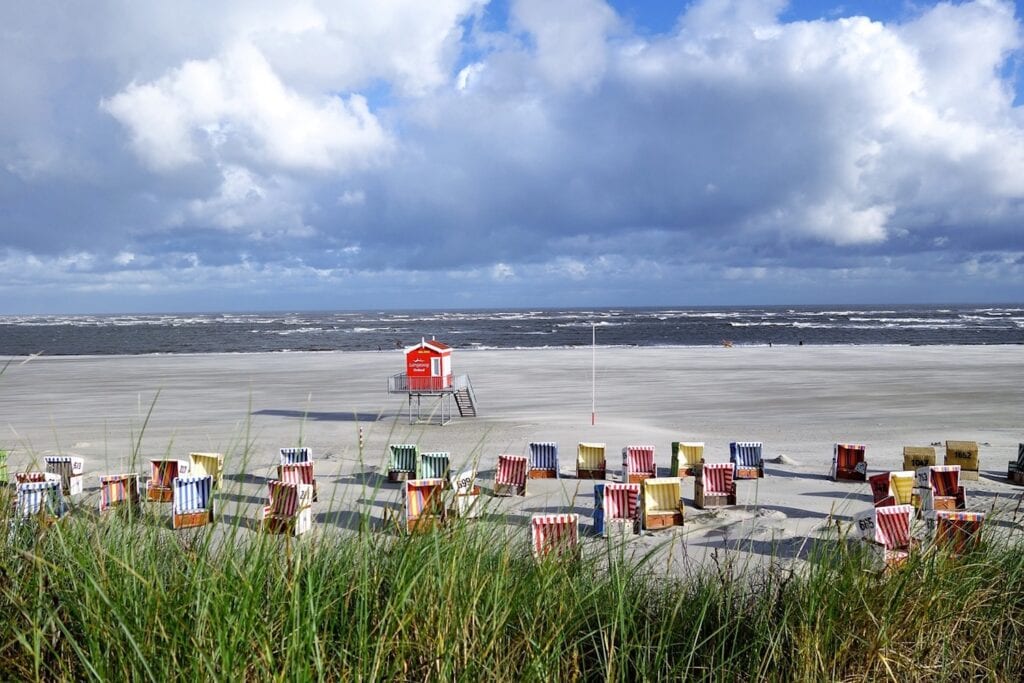 Ein Strand auf Langeoog mit bunten Strandkörben