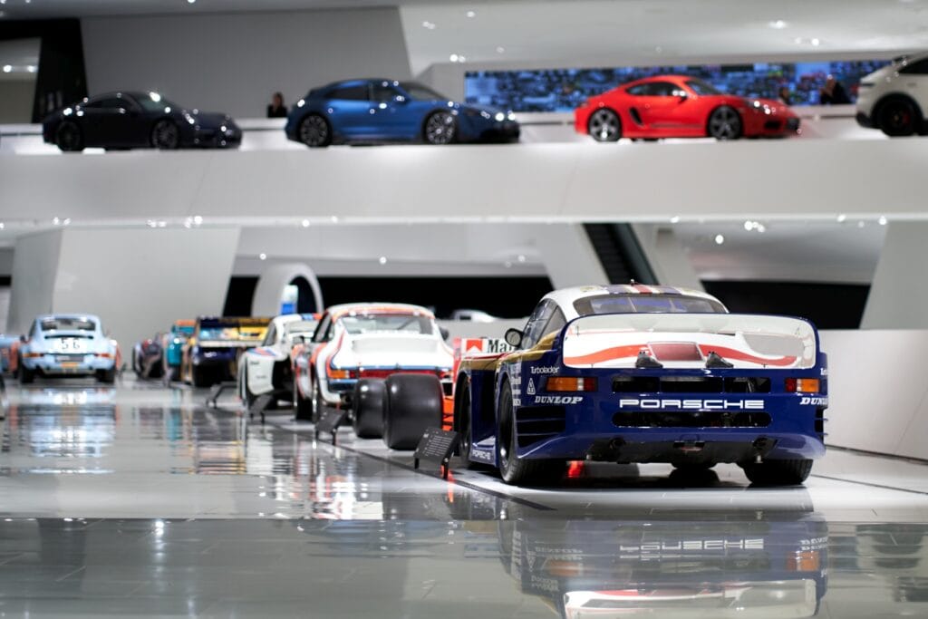 Ausstellungsstücke im Porsche-Museum in Stuttgart