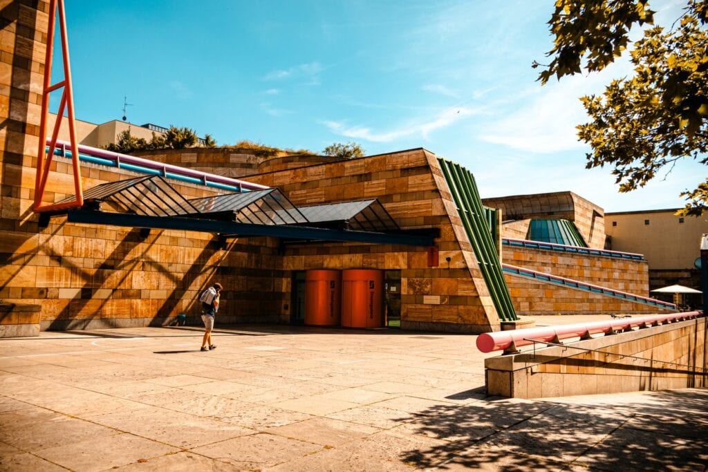 Terrassen der Staatsgalerie in Stuttgart in der Sommersonne