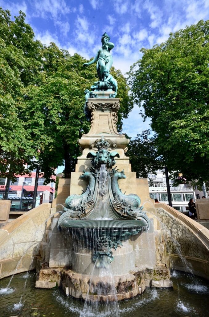 Der Galateabrunnen in Stuttgart im Sommer
