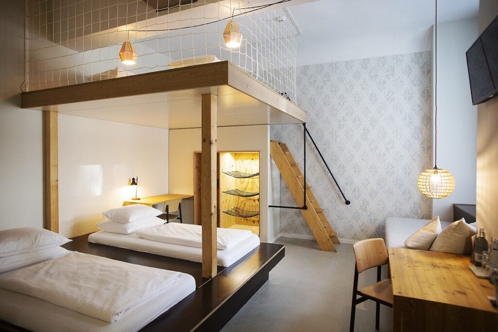 Ein Zimmer mit Empore im Michelberger Hotel