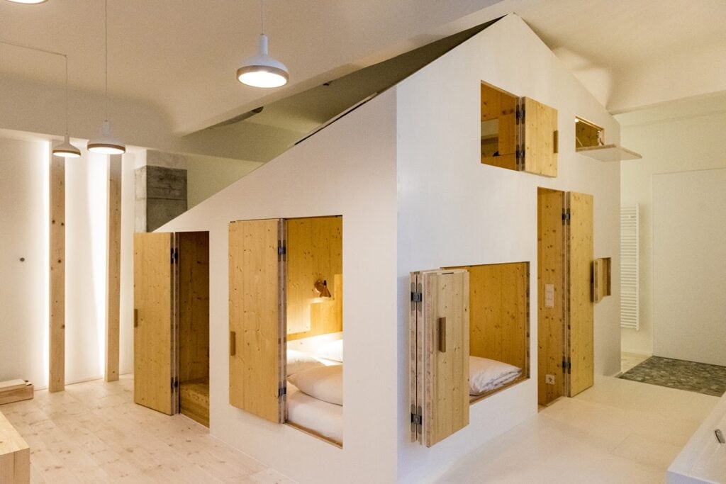 Ein Zimmer mit Design-Hideout im Michelberger Hotel