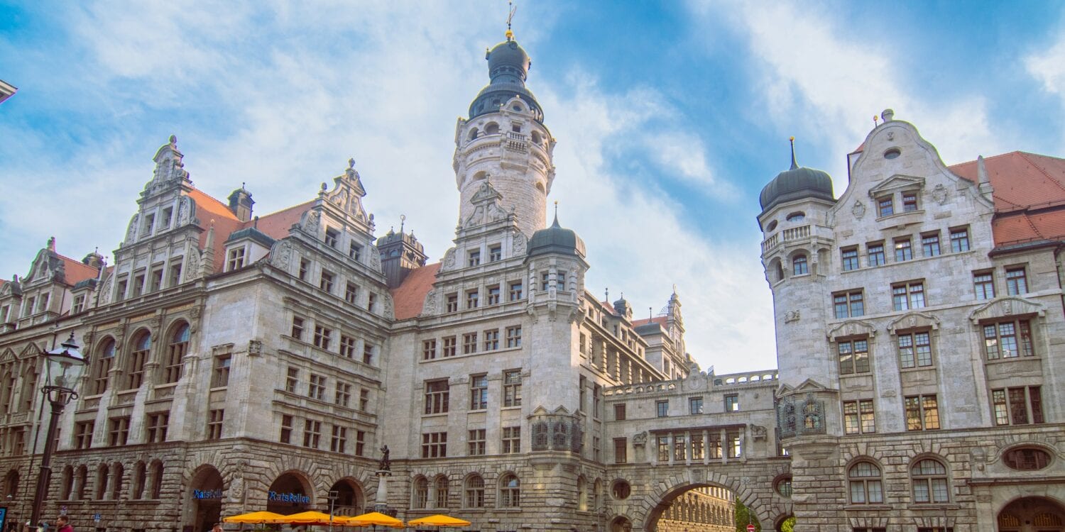 Blick auf das Neue Rathaus mit dem davorliegenden Rathausvorplatz in Leipzig im Sommer.