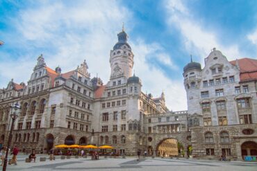 Blick auf das Neue Rathaus mit dem davorliegenden Rathausvorplatz in Leipzig im Sommer.