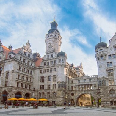Blick auf das Neue Rathaus mit dem davorliegenden Rathausvorplatz in Leipzig im Sommer.