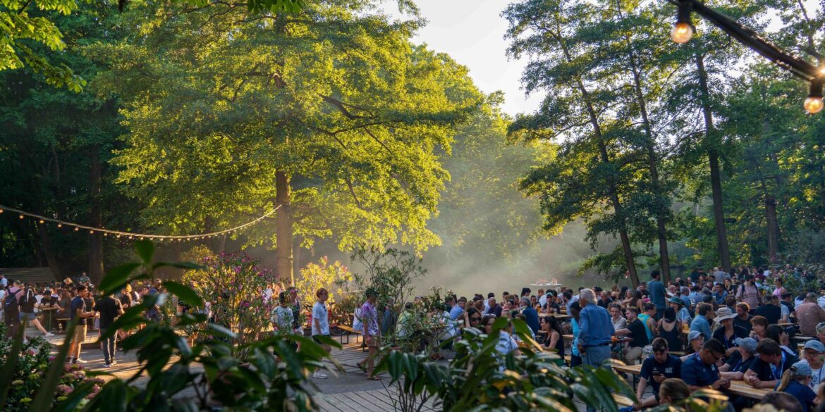 Viele Menschen sitzen im begrünten Biergarten Café am Neuen See in Berlin