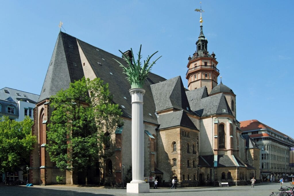 DIe Nikolaikirche in Leipzig, im Vordergrund die Nikolaisäule