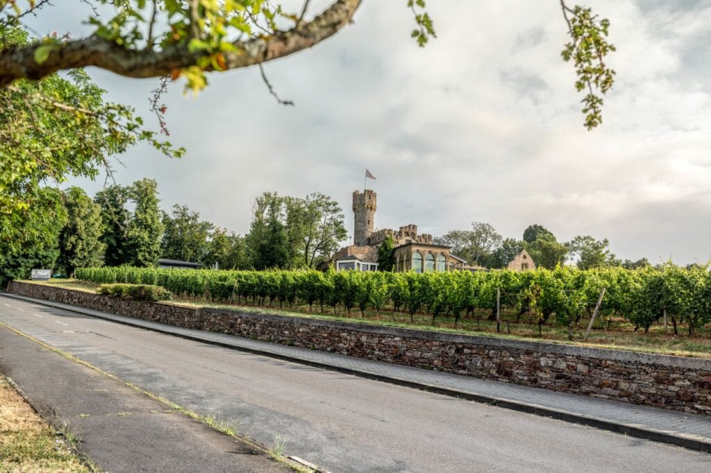 Blick von der Straße auf das alte Schloss, ein Teil des Hotels Burg Schwarzenstein