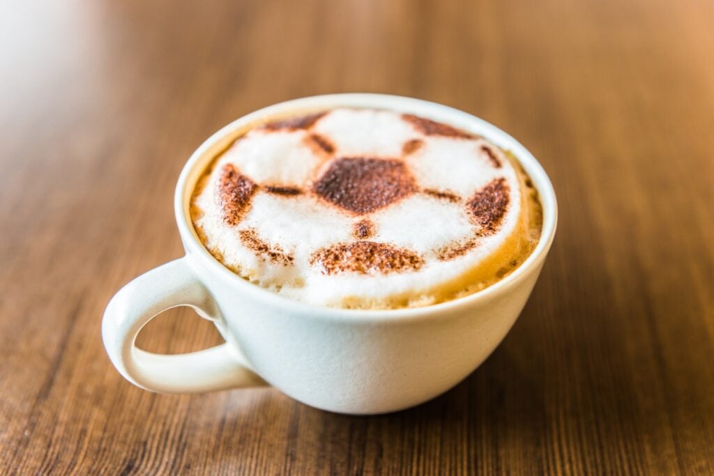 Ein Kaffee mit Schaum mit Fußballmuster