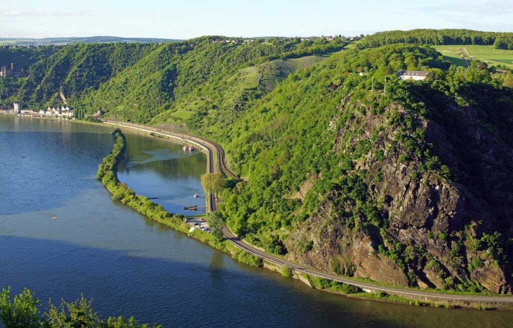 Panoramablick auf den Loreley-Felsen im Mittelrheintal