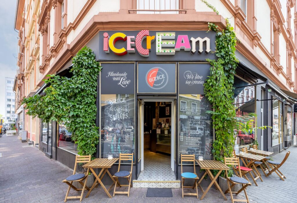 Frankfurt, ice cream store in the Brückenviertel Sachsenhausen