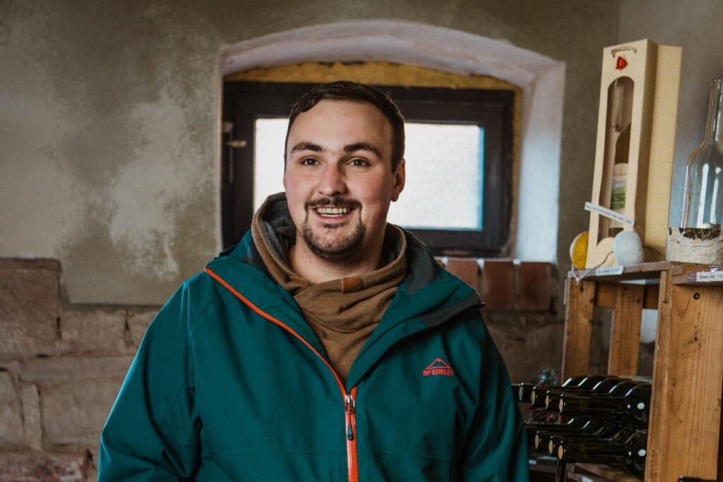 Porträtfoto von Jungwinzer Patrick Gaudig im Keller seines Weinguts in der Region Saale-Unstrut