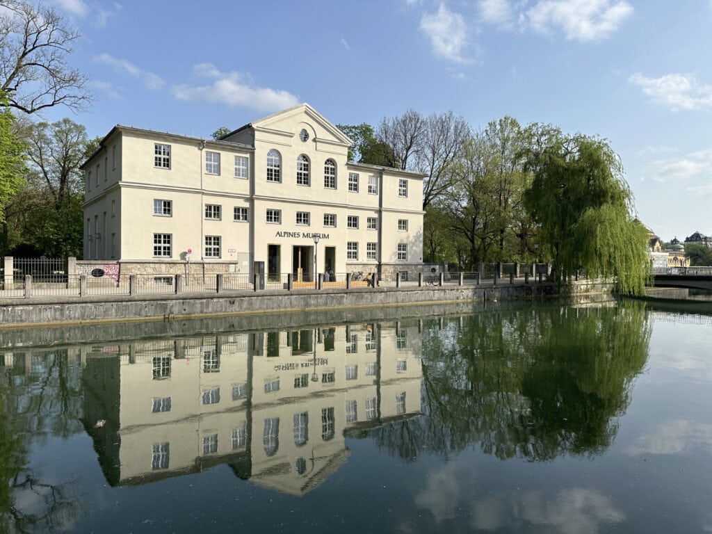 Blick auf das Alpine Museum auf der Praterinsel in München