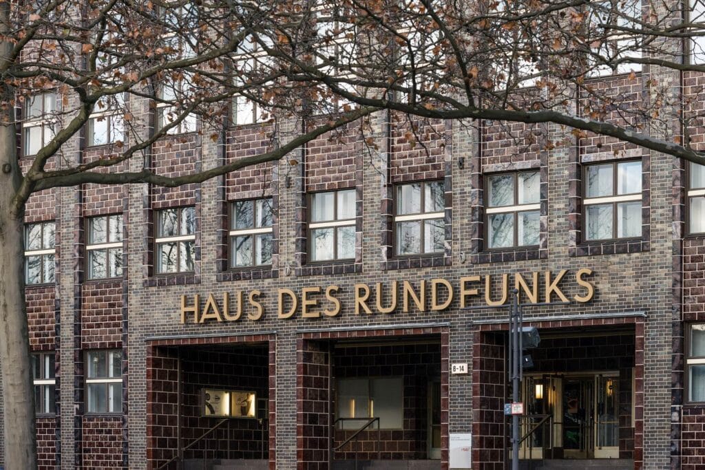 Fassade vom Haus des Rundfunks in Berlin, mit entsprechender Aufschrift