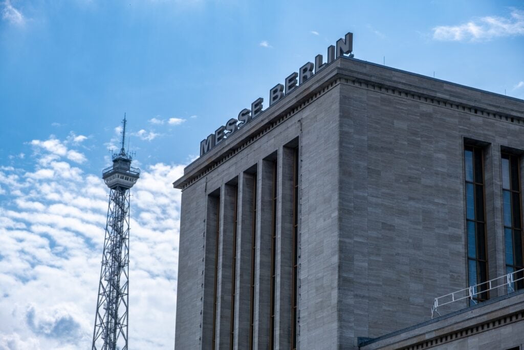 Messe Berlin mit Funkturm im Hintergrund