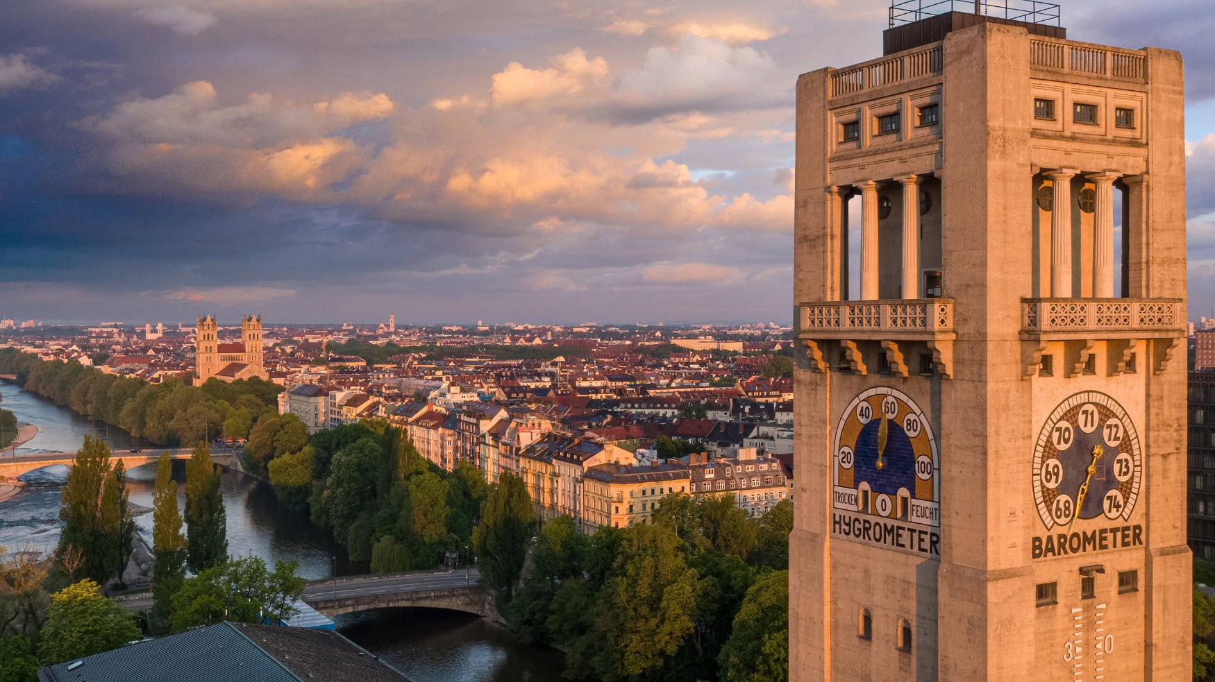 Der Turm des Deutschen Museum, das auf einer Insel in der Isar erbaut wurde. Links im Bild am Isarufer sieht man die katholische Kirche Sankt Maximilian.