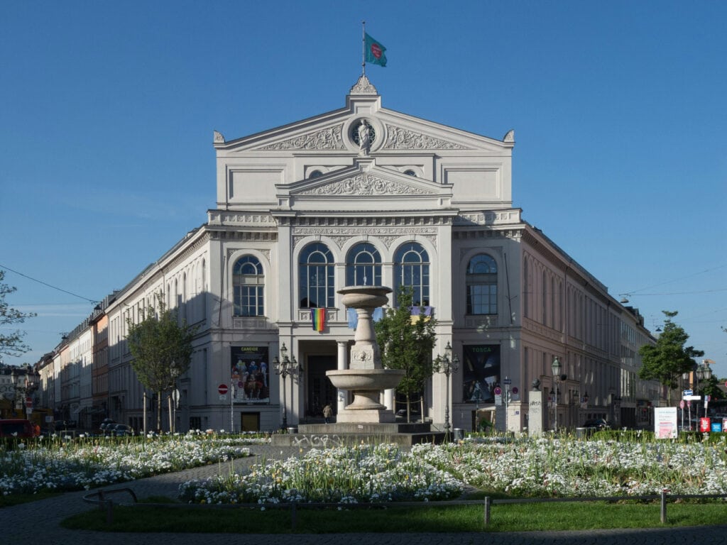 Blick auf die hellweiße Fassade des Gärtnerplatztheaters im Münchner Glockenbachviertel