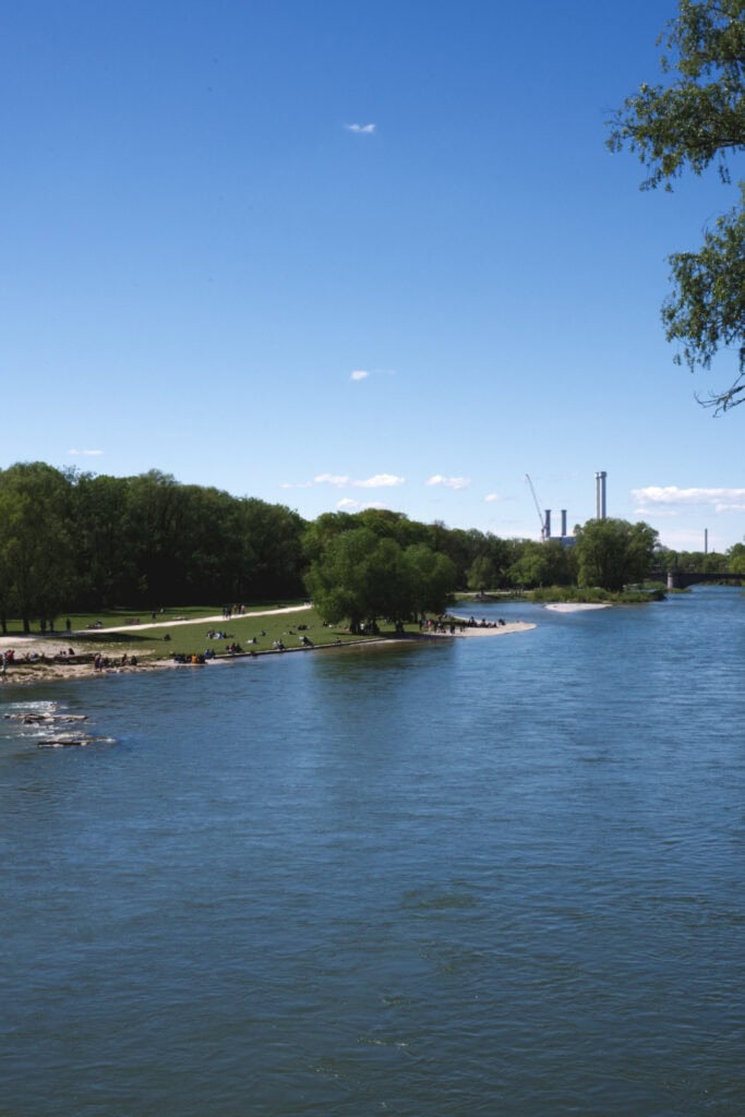 Viele Menschen tummeln sich am renaturierten Isar-Ufer im Münchner Glockenbachviertel