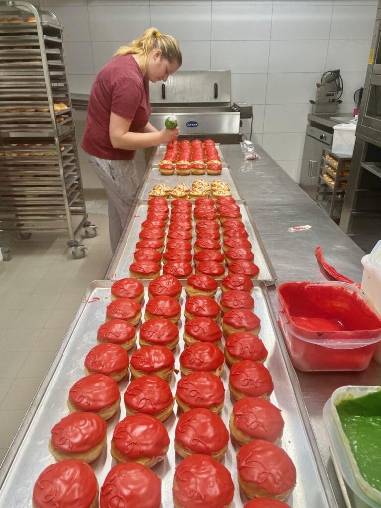 Berliner Pfannkuchen werden auf einer Produktionsstraße glasiert