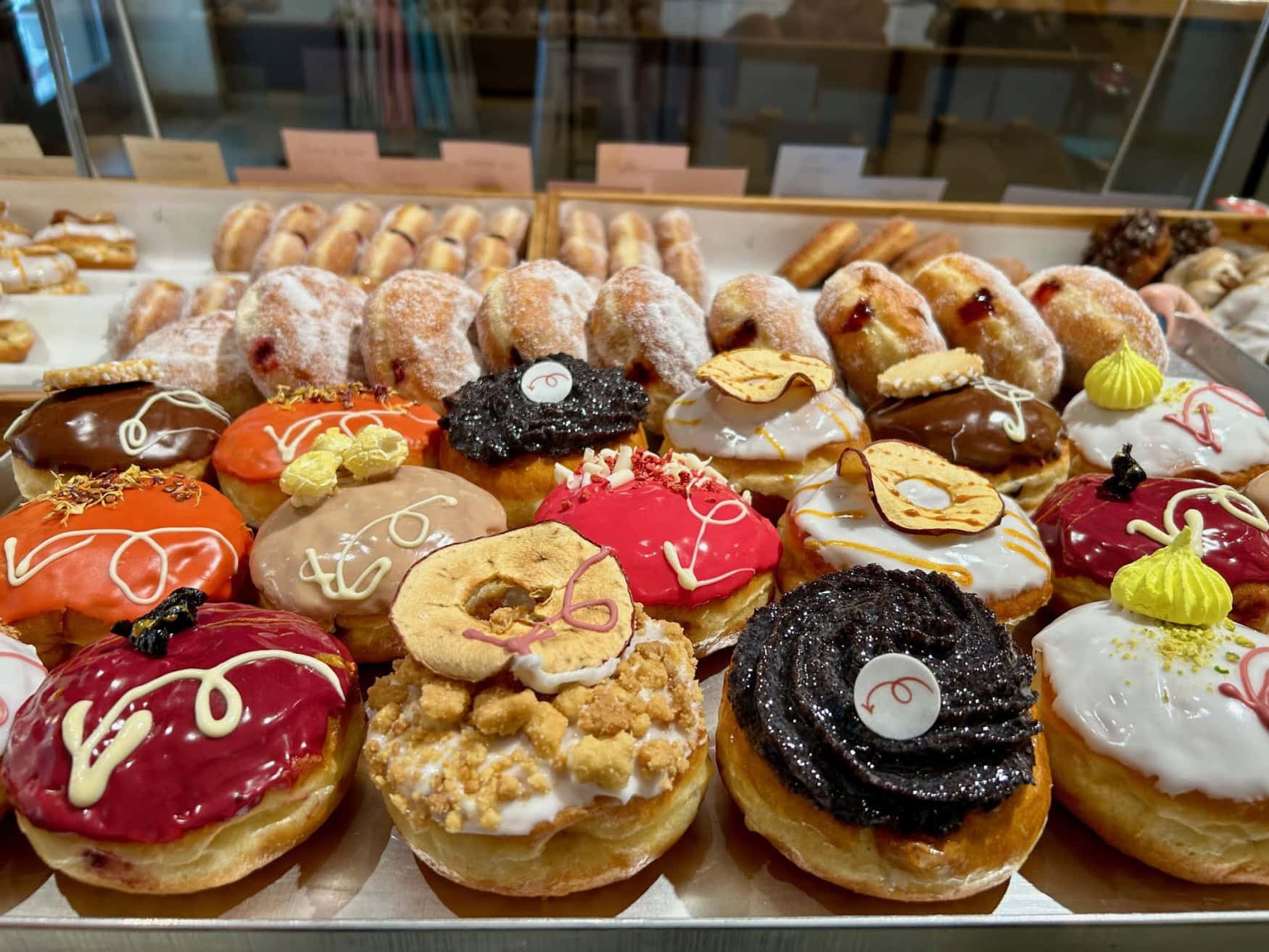 Eine Reihe Krapfen mit unterschiedlichsten Toppings