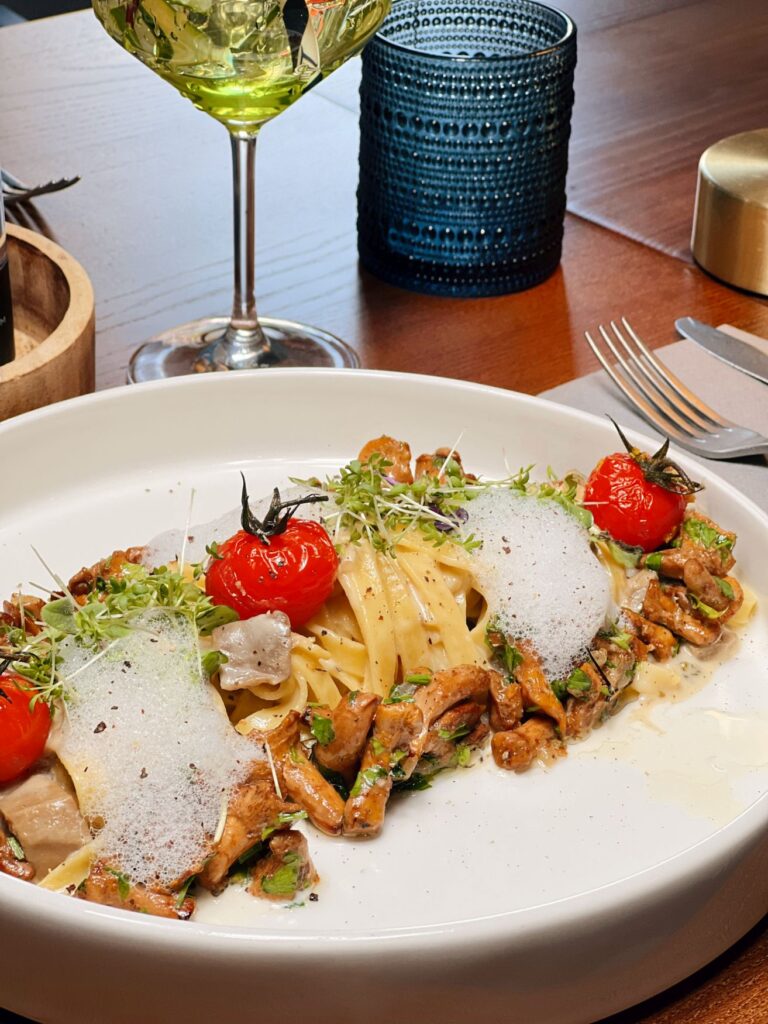 Close-up of a chanterelle dish with fillet strips and tomatoes