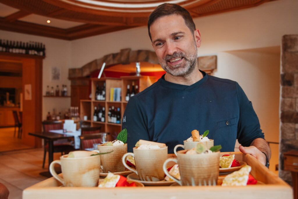 A man carries a tray with five cups in the Rössle inn