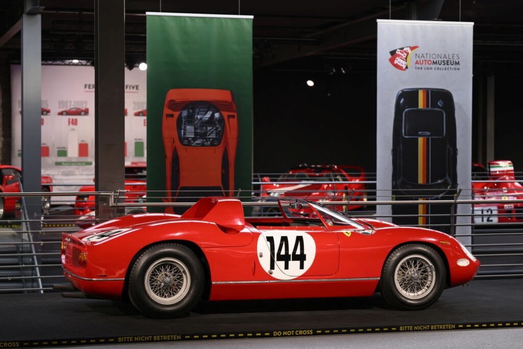 Ein Ferrari-Oldtimer in der Sonderausstellung des Nationalen Automuseums