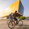 Zwei Fahrradfahrer auf einem Radweg vor der Arche Nebra in der Region Saale-Unstrut