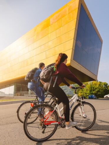 Zwei Fahrradfahrer auf einem Radweg vor der Arche Nebra in der Region Saale-Unstrut