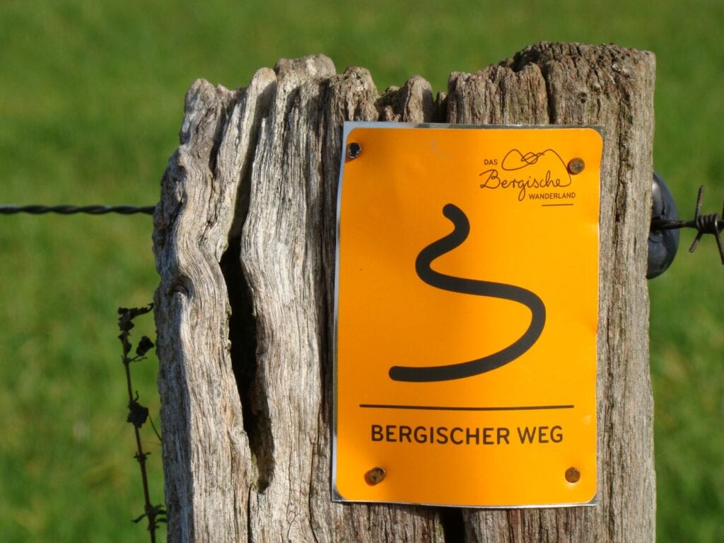 Eine Wegmarkierung des Bergischen Wegs in Nahaufnahme