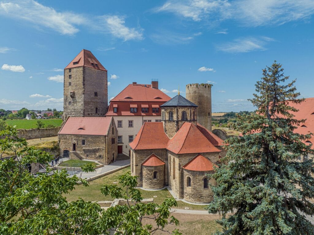 Die Burg Querfurt mit davor befindlicher Kapelle