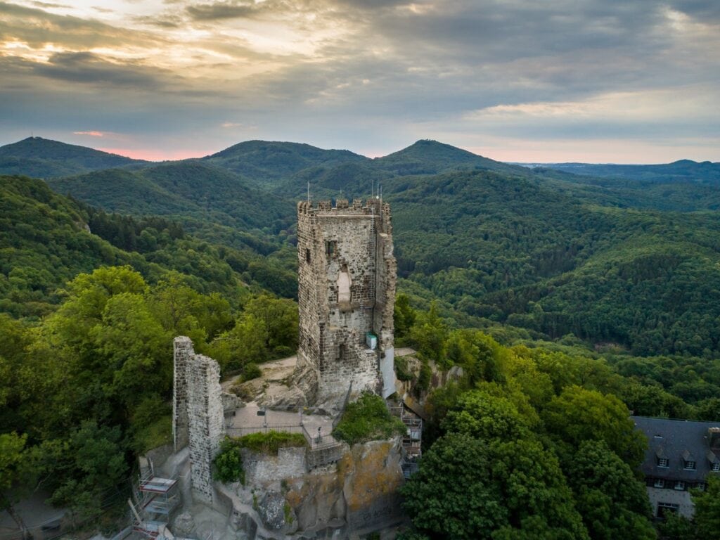 Burgruine auf dem Drachenfels, im Hintergrund das Siebengebirge