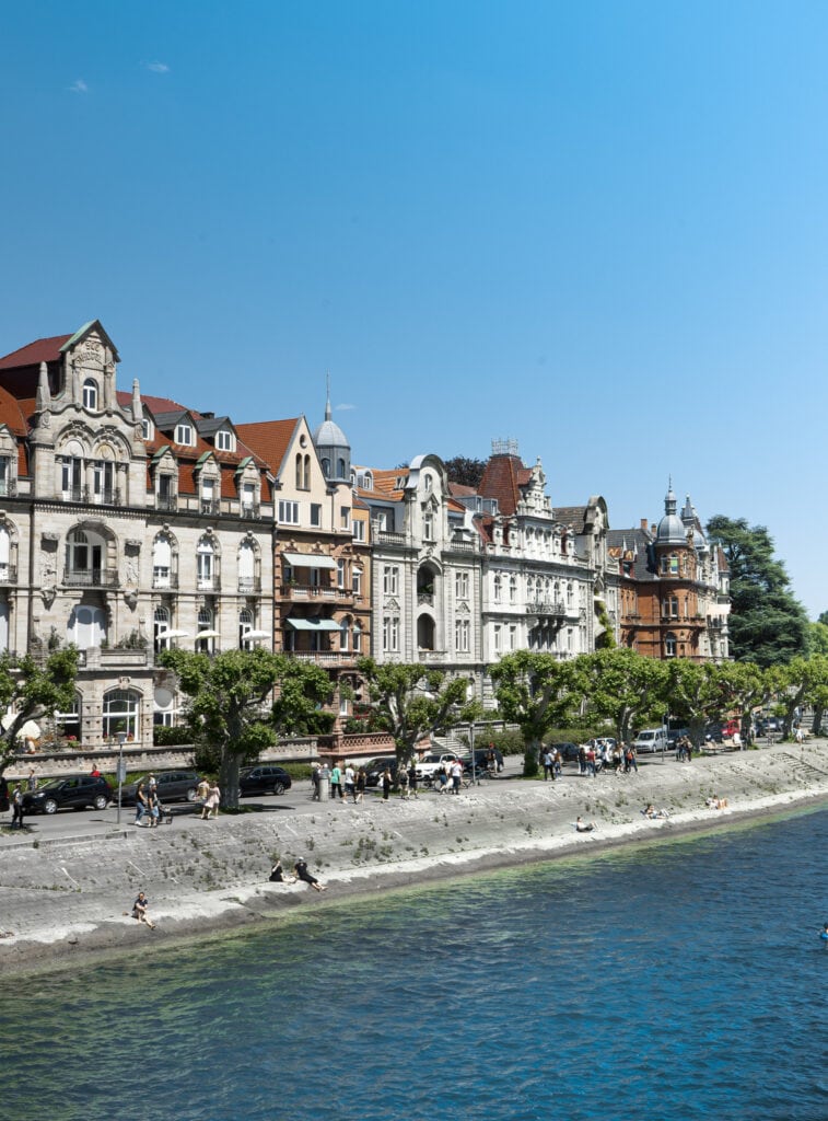 Blick auf die Konstanzer Altstadtpromenade vom Bodensee aus