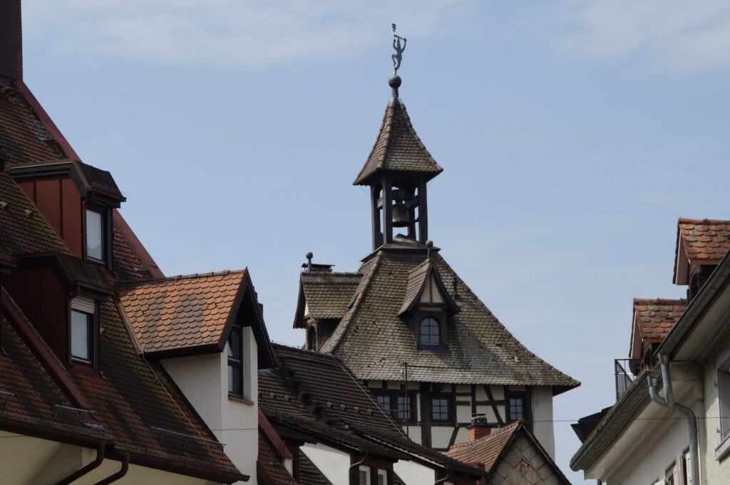 Blick auf das charakteristische Dach des Konzilgebäudes in Konstanz