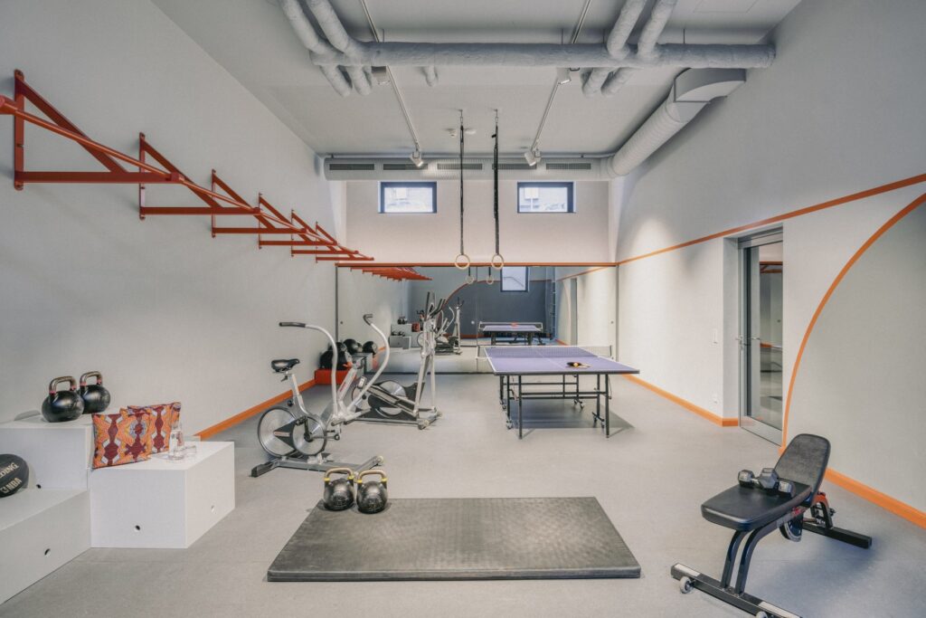 Der helle Fitnessbereich im lyf East, mit Tischtennisplatte