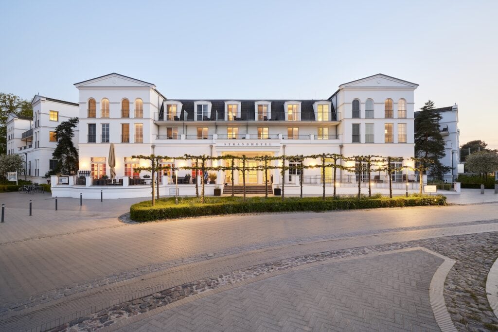 Außenansicht des Strandhotels Zingst