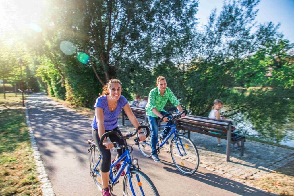 Radfahrer in Weißenfels auf einem Radweg in der Region Saale-Unstrut