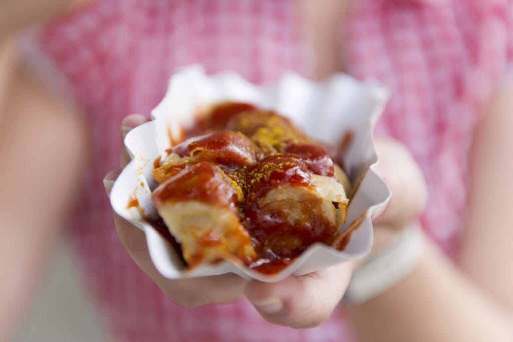 Eine Portion Currywurst bei Konnopke in Berlin