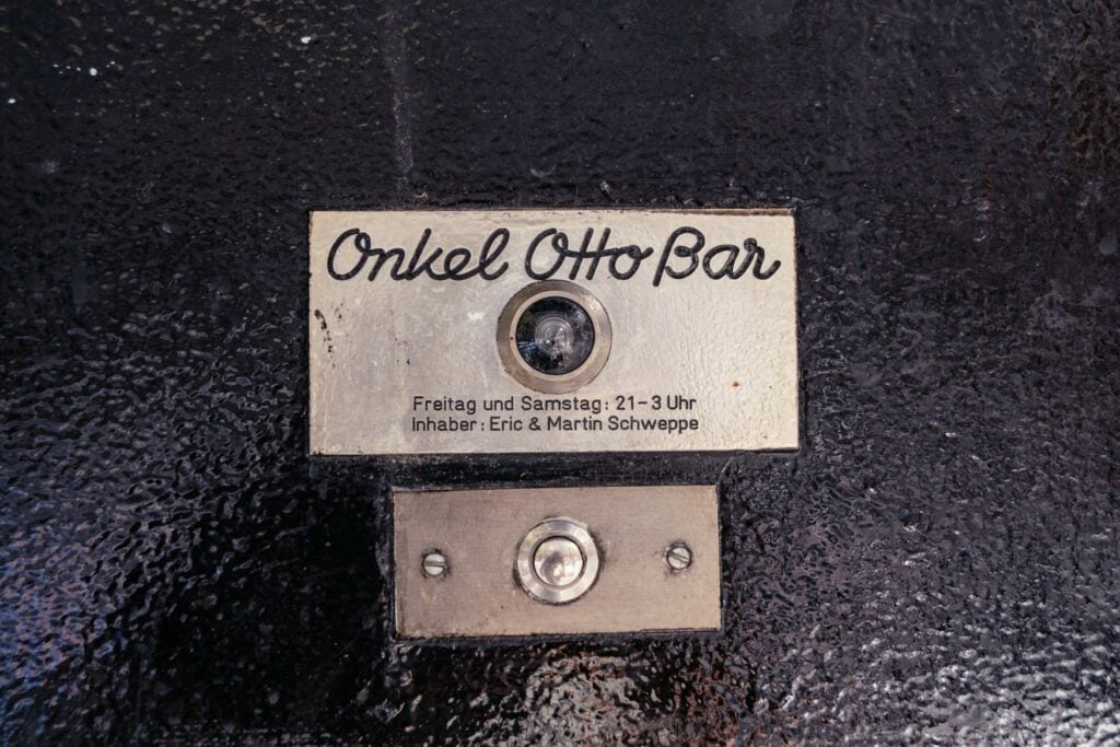 Klingelschild der Onkel Otto Bar in Mannheim