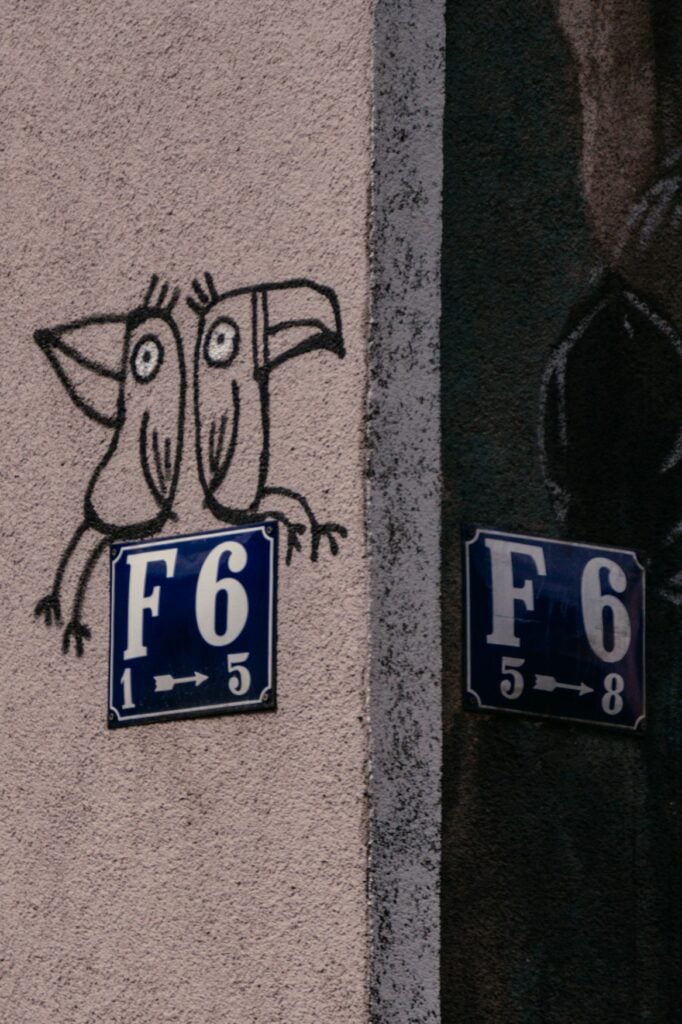 Ein Schild mit der Aufschrift "F6" gibt das Quadrat in Mannheim