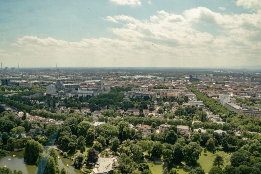 Weitläufiger Ausblick vom Mannheimer Fernmeldeturm auf die Stadt