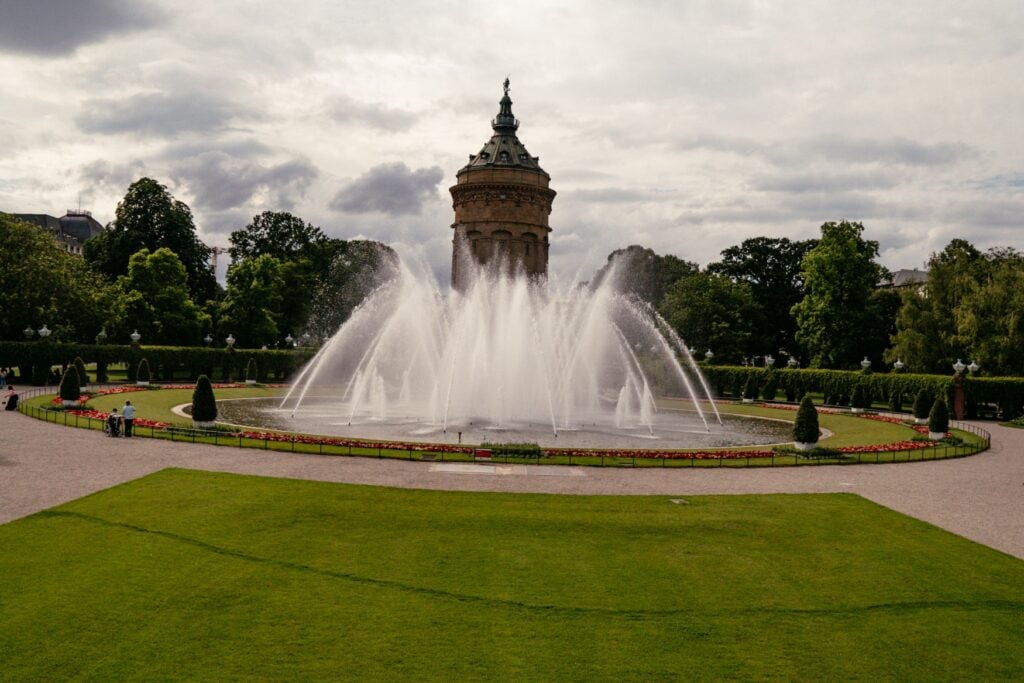 Der Wasserturm Mannheim mit Springbrunnen davor