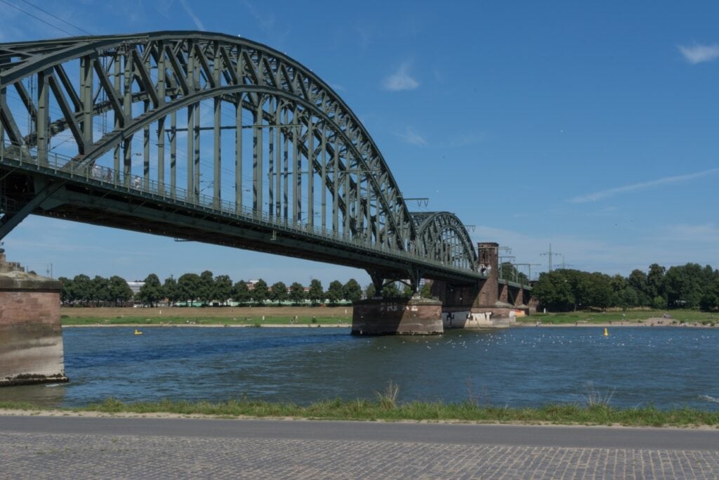 Blick vom Westufer des Rheins auf die Kölner Südbrücke